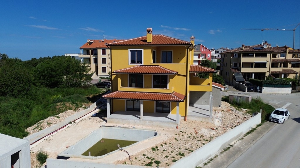 Ingatlan Horvátország, vásároljon egy medencés villát Medulinban. Tágas villa medencével, építés alatt, szomszédos házakkal körülvéve