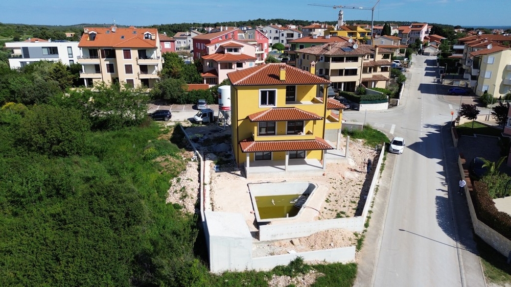 Tágas villa Horvátországban az építési szakaszban, modern házakkal és zöldterületekkel körülvéve