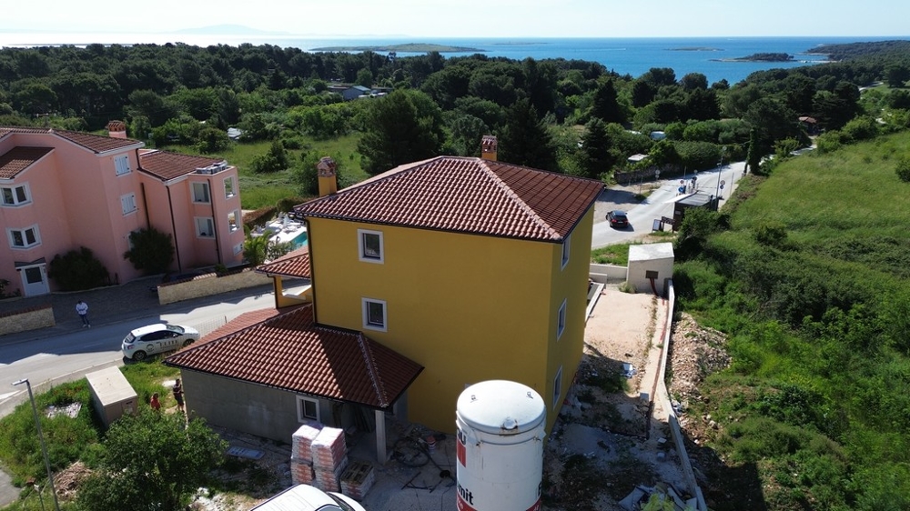 Villa Horvátországban épül, kilátással a környező tengerparti tájra és a zöld területekre