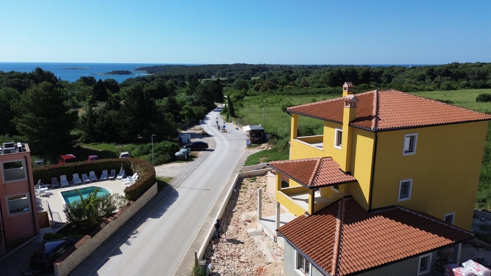 Villa Horvátországban épül, egy csendes utcában, panorámás kilátással a tengerre és a környező zöldterületekre