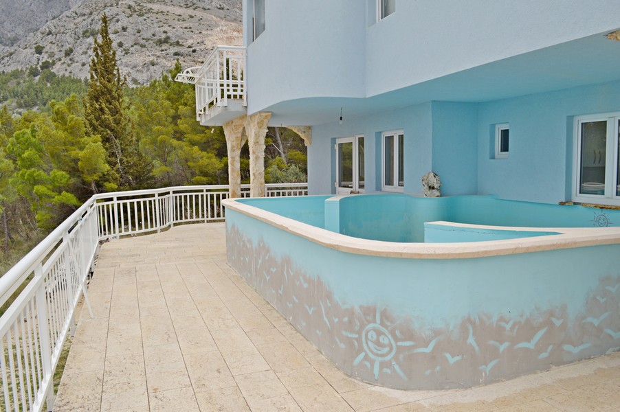 Nagy terasz kilátással a medencére és a tengerre, tökéletes hely ház vásárlására Horvátországban