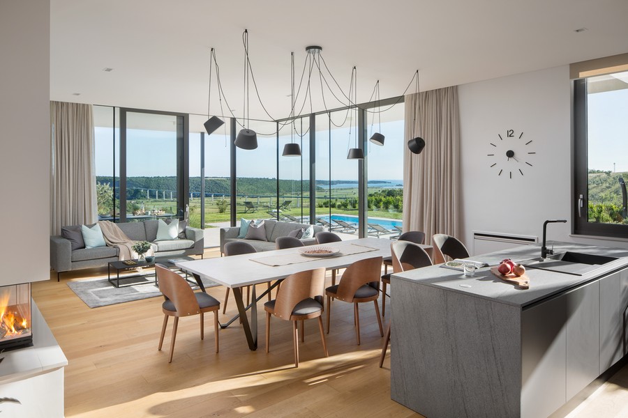 Étkező és konyha, valamint a távoli tengerre néző kilátás.