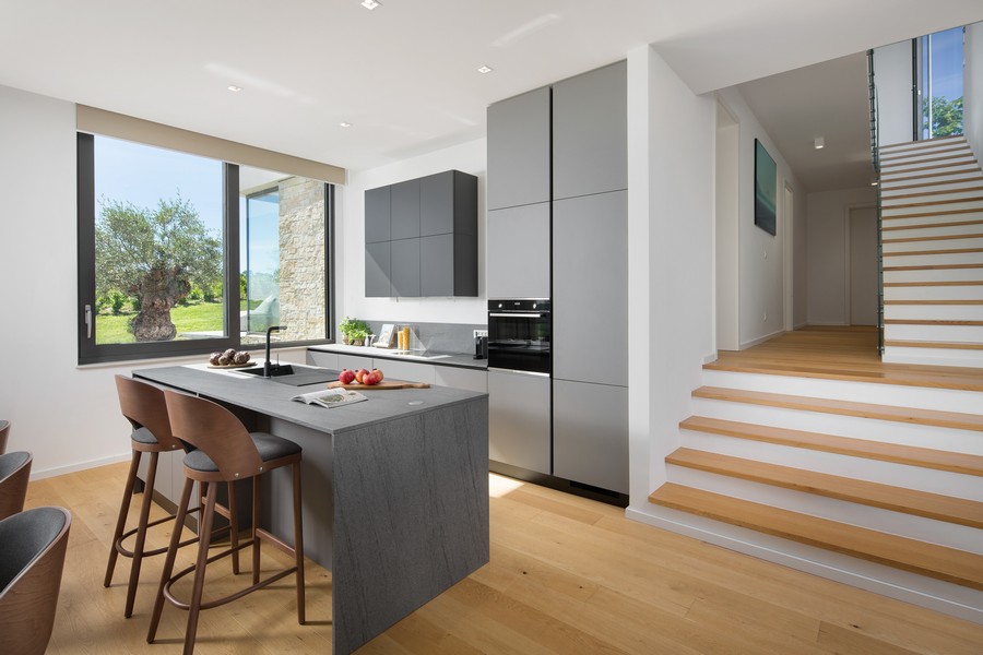 Konyha és bár étkező, valamint magasföldszint és lépcső a felső szintre.