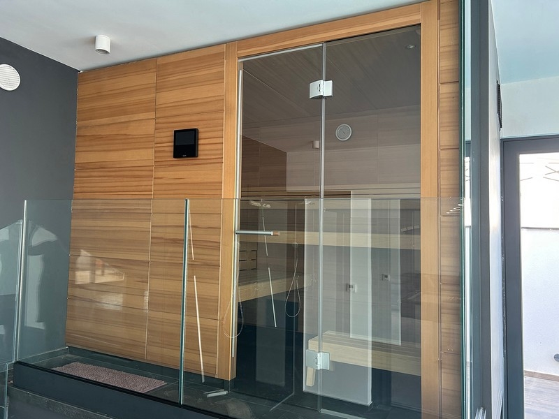 Villa szauna üvegfalakkal és modern dizájnnal