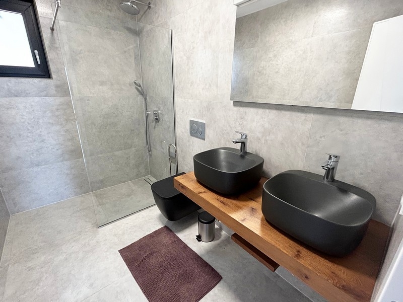 Modern villa fürdőszoba dupla mosdóval és zuhanykabinnal