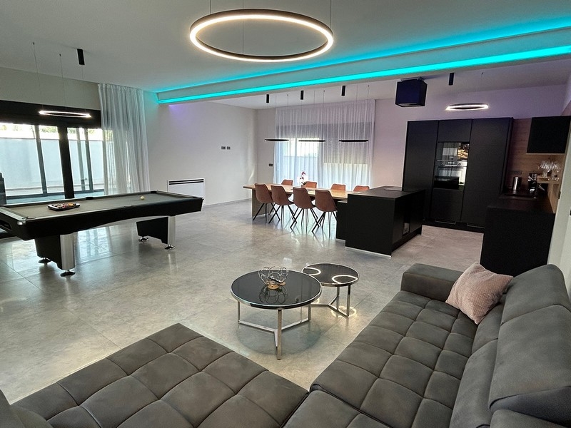 Nappali biliárdasztallal, étkezővel és modern világítással