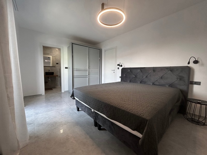 A villa fő hálószobája saját fürdőszobával és modern dizájnnal