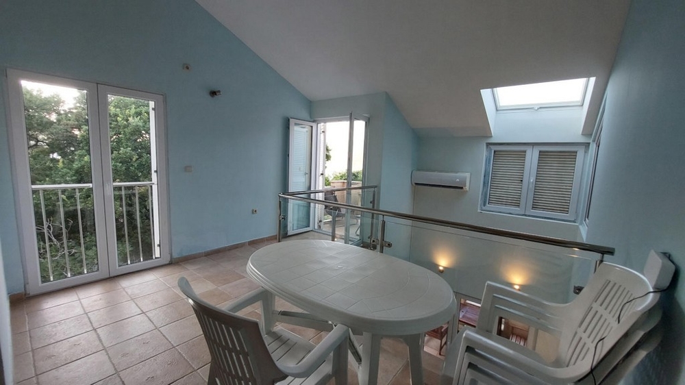 Galéria asztallal, székekkel és két erkéllyel egy horvátországi házban