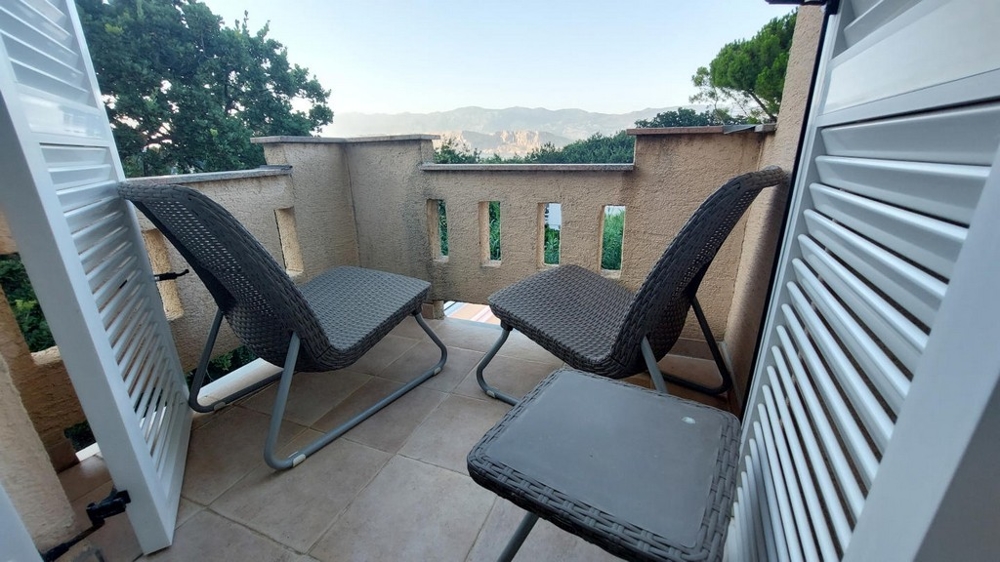 Kilátás a tengerre és a Velebit-hegységre a H3044 ingatlanról, Pag szigete - Panoráma cserkészet.