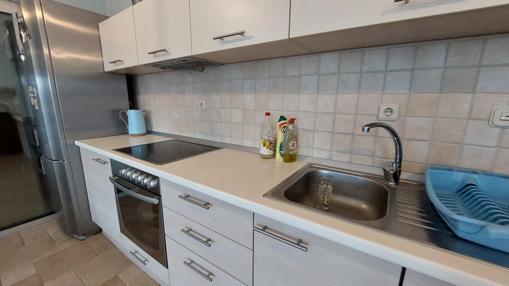 Modern konyha tűzhellyel, mosogatóval és hűtőszekrénnyel egy horvátországi házban