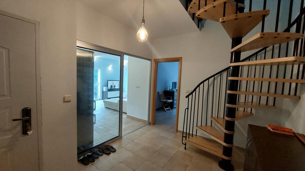Bejárat csigalépcsővel és kilátással a nappaliba egy horvátországi házban