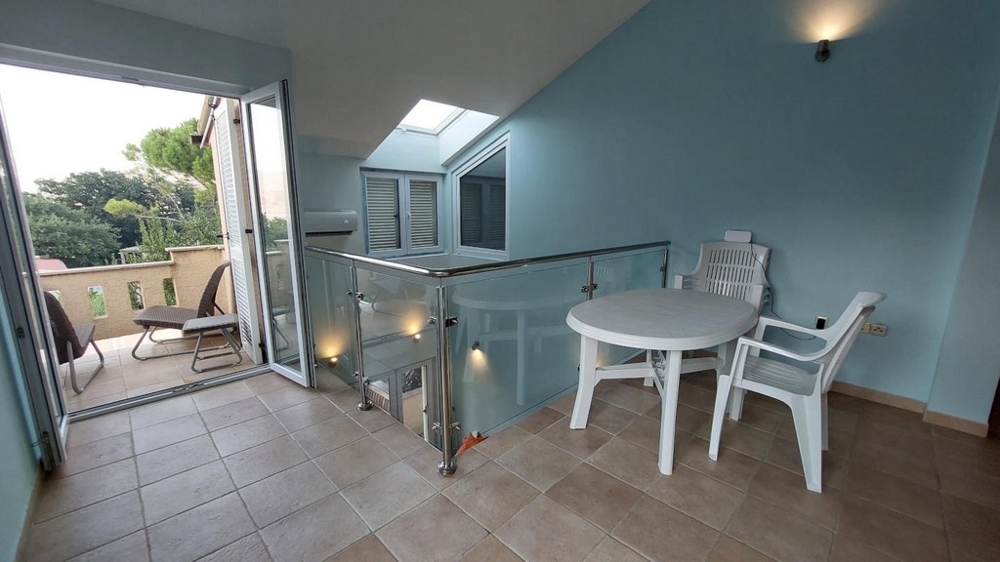 Galéria asztallal és székekkel, amelyek erkélyre vezetnek egy horvátországi házban