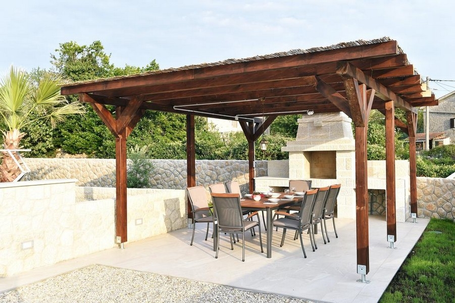 Fedett étkező és grillsütő a H3045 ingatlanban, Krk szigetén Horvátországban.