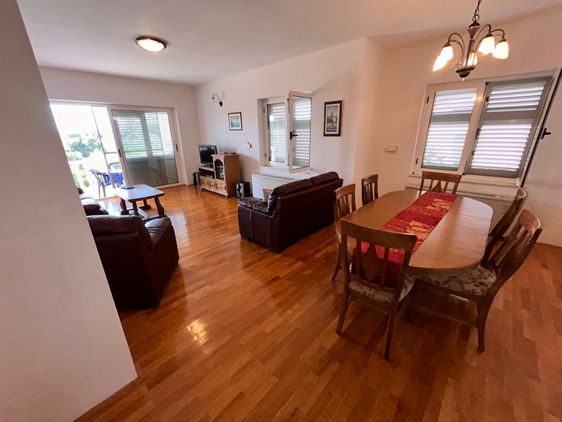 Minőségi parkettával burkolt nappali.