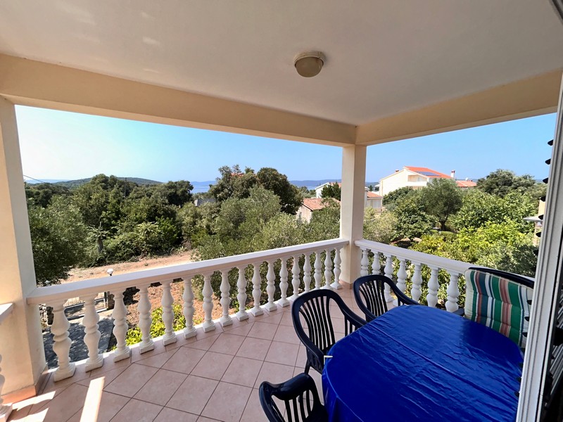 Gyönyörű terasz tetővel - H3354 ingatlan Horvátországban.