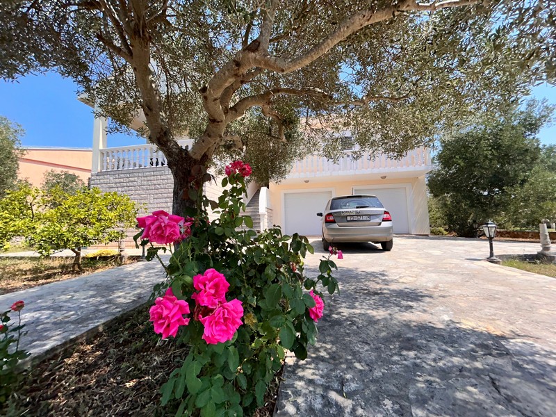 A H3354 ház bejárata Ugljan szigetén, Horvátországban.