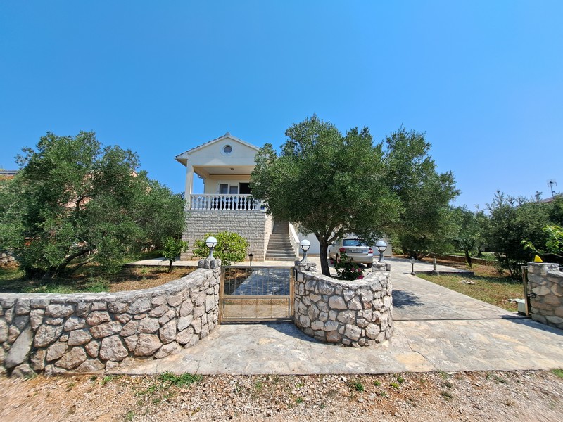 Eladó egy mediterrán villa a horvátországi Ugljan szigeten.