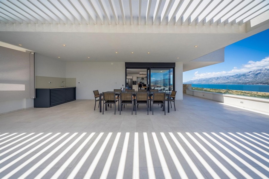 Nagy, fedett terasz gyönyörű kilátással a tengerre.