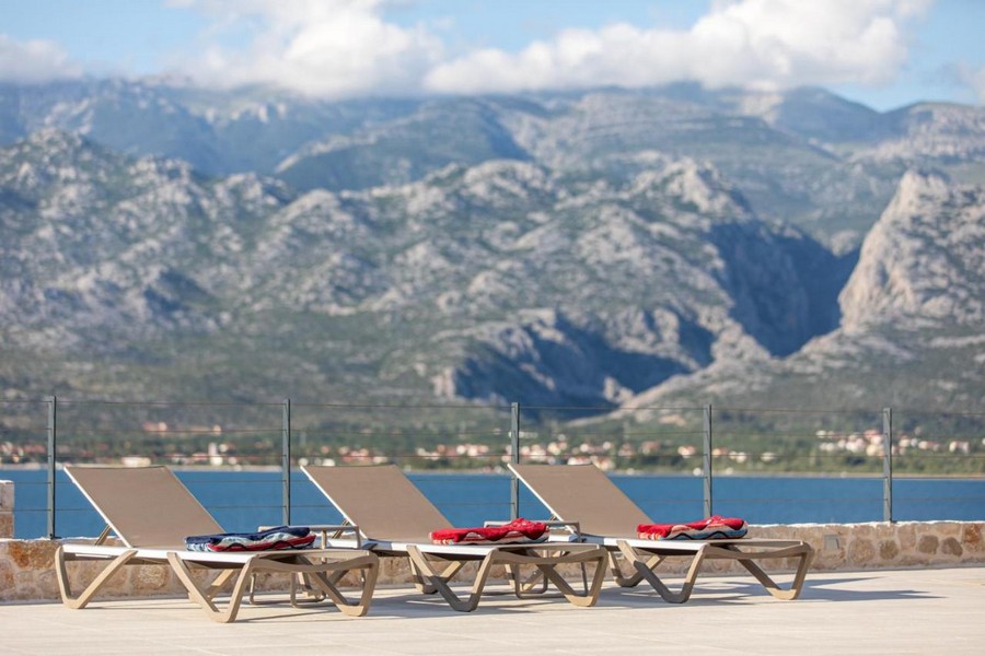 Kilátás a Velebit-hegységre a H3355 objektumról Horvátországban.