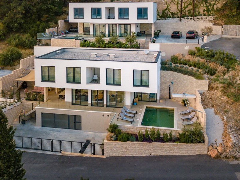 Az alsó villa jelenleg eladó Horvátországban.