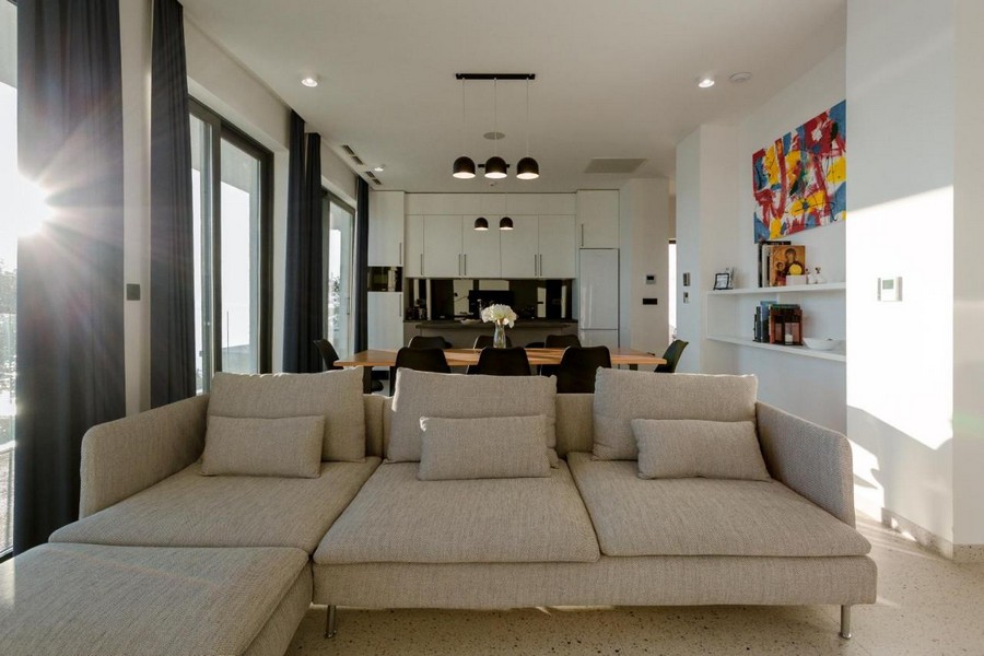 A modern berendezésű nappali.