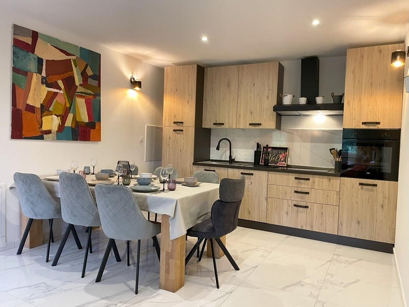 Étkező nagy étkezőasztallal a H3391 ingatlanban.