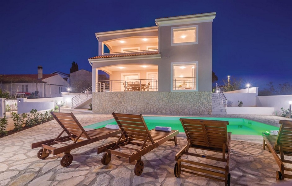 Mediterrán ház medencével éjszaka - eladó Horvátországban.