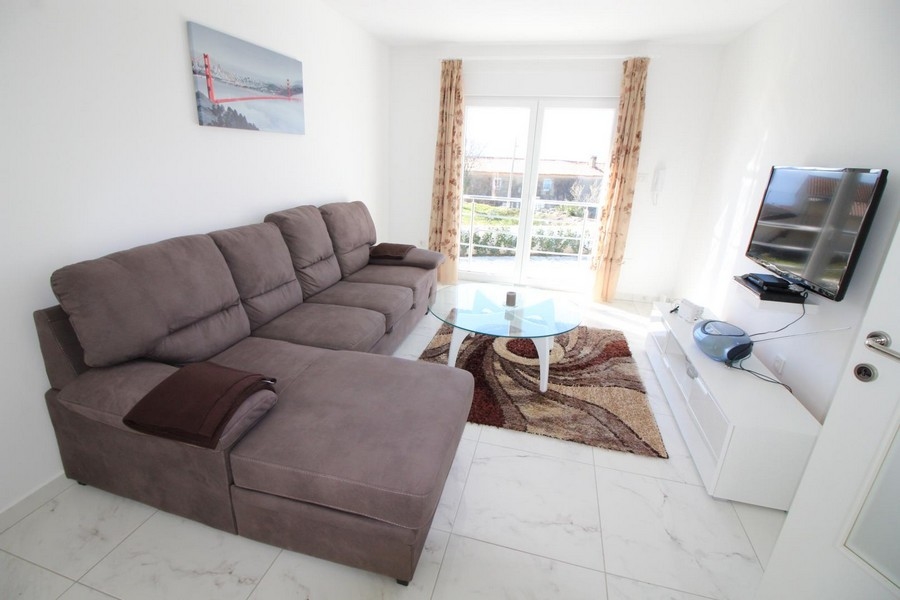 Betekintés a konyhába étkezővel.