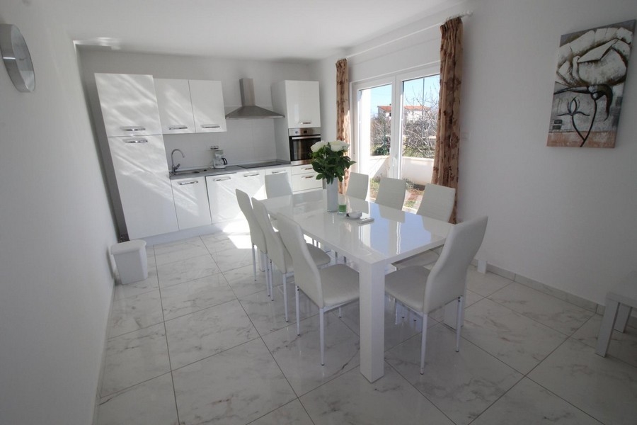 A H873-as ingatlan földszintjén étkező és nappali található.