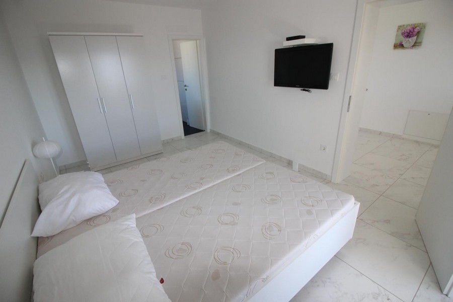 Az erkély a H873-as ház felső emeletén, Krk szigetén, a Kvarner-öbölben.