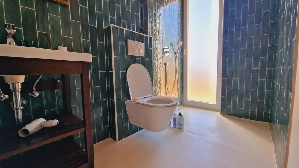 Fürdőszoba zöld csempével és nyitott zuhanyzóval a horvátországi H3397 ingatlanban.