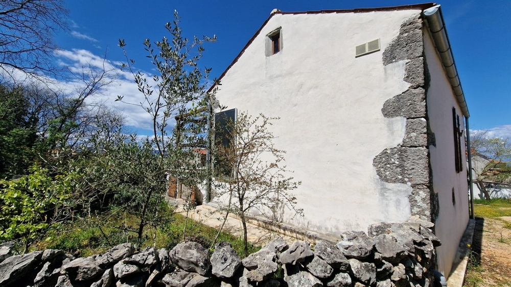 A H3403-as ingatlan hátulja a horvátországi Krk szigeten - Panorama Scouting.