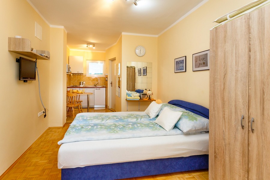 Stúdióapartman franciaággyal, kis étkezőasztallal és konyhával