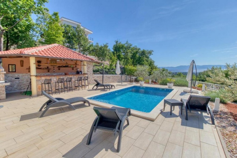 A horvátországi H3405 ingatlan tengerre néző kilátása és úszómedencéje.