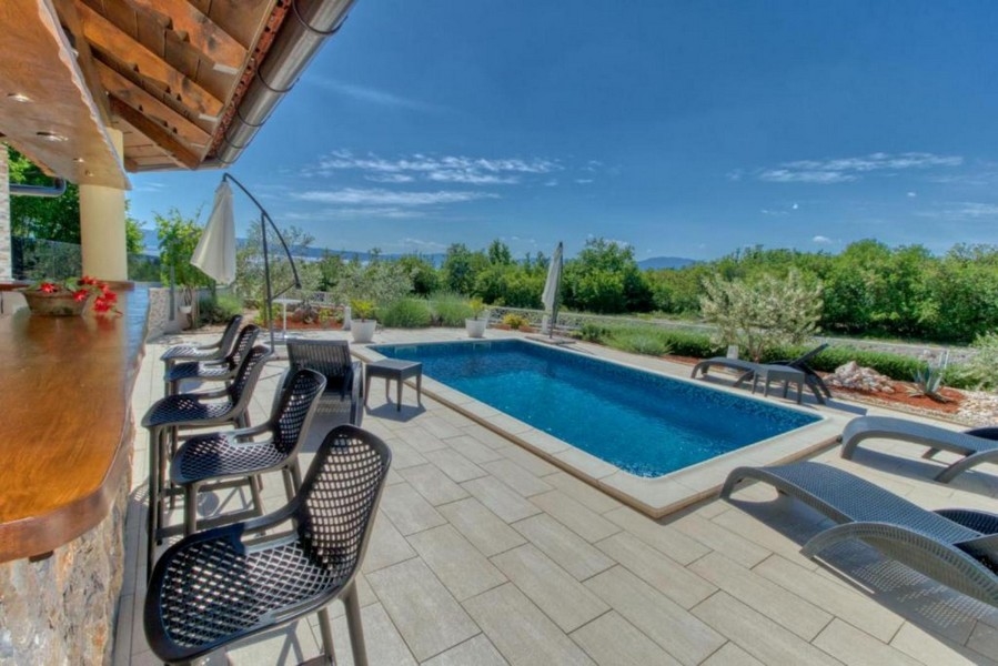 Horvátországban eladó H3405 ház nyári konyhája és medencéje.