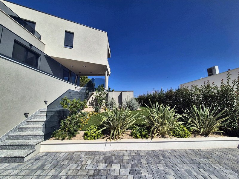 A kagylóban lévő szoba belső nézete padlófűtéssel, nagy ablakokkal, kilátással a szomszédos épületekre