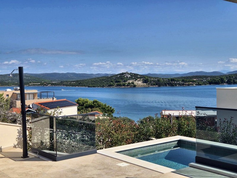 Kagylóépítésű szoba padlófűtéssel és két ablakkal, kilátással a zöld tájra