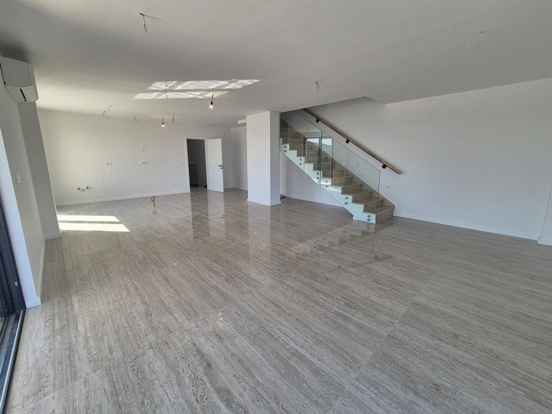 Építés alatt álló szoba padlófűtéssel és panorámás ablakokkal, a háttérben tengerre néző kilátással