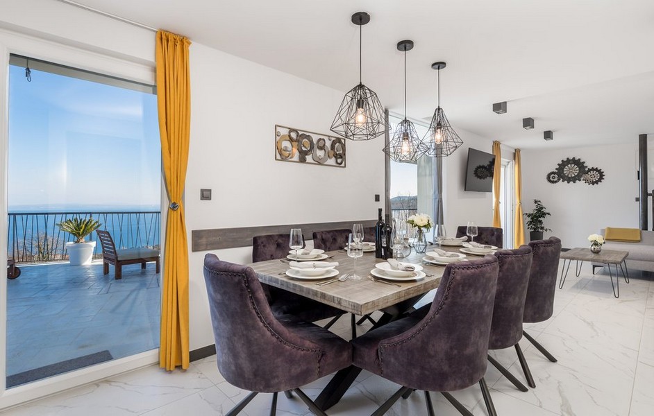 Étkező modern székekkel és függőlámpákkal