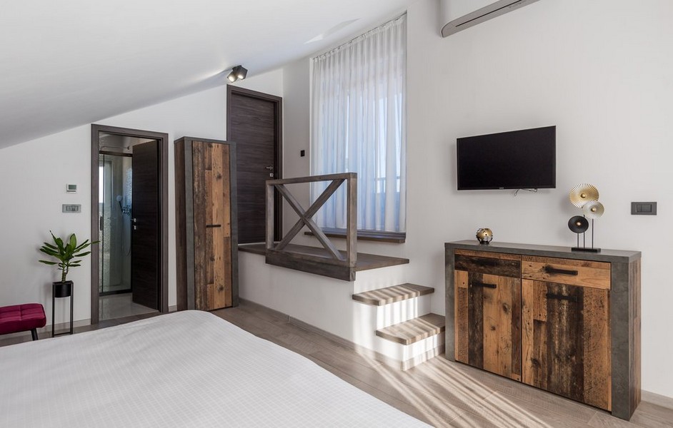 Hálószoba rusztikus fabútorokkal és lépcsőkkel