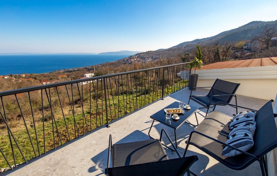 Panorámás kilátás nyílik a tengerre a H3410 villáról, mely Horvátországban eladó.