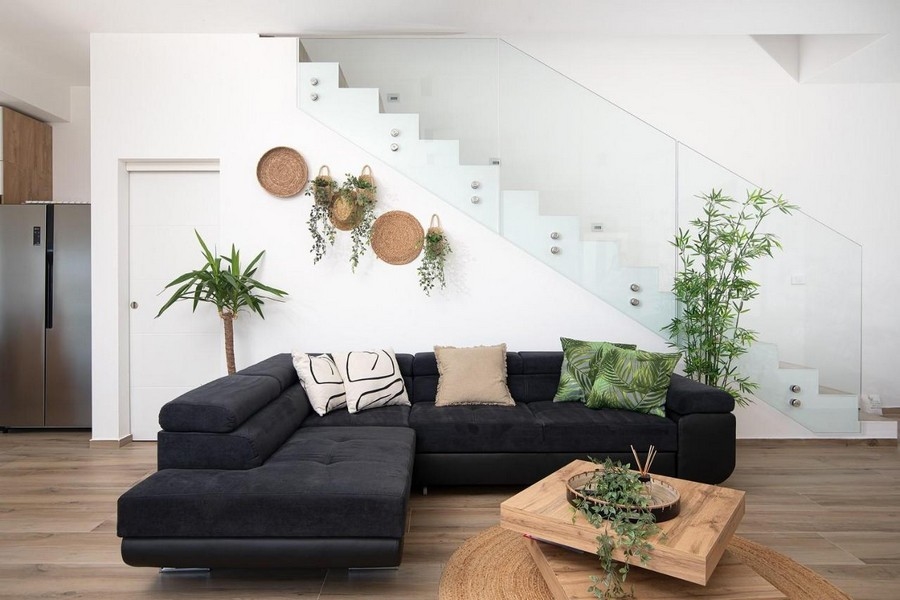 Kanapé és kilátás az ingatlan modern lépcsőházára.