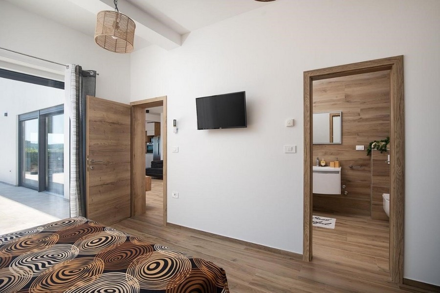 Horvátországban eladó a H3414-es ingatlan három tágas hálószobája közül az egyik.