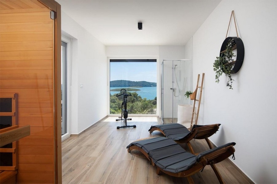 Szauna és relaxációs részleg gyönyörű kilátással a tengerre.