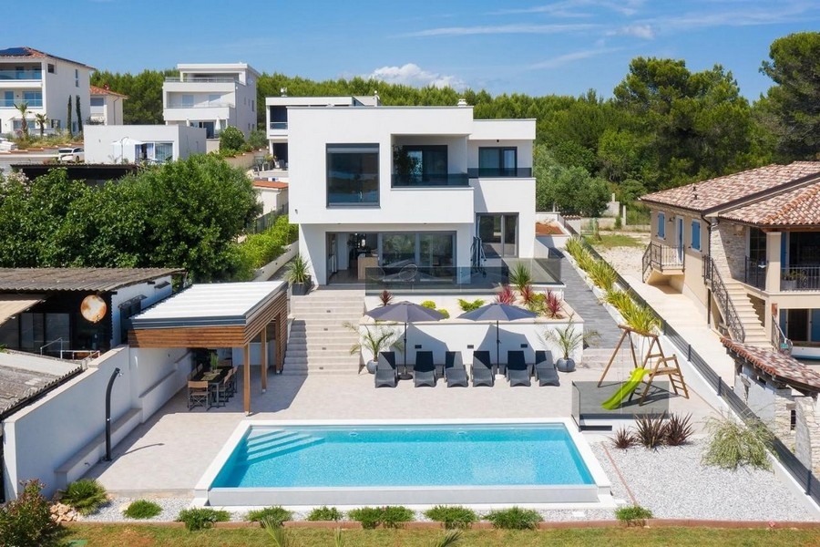 Modern villa medencével Horvátországban Medulin közelében eladó.