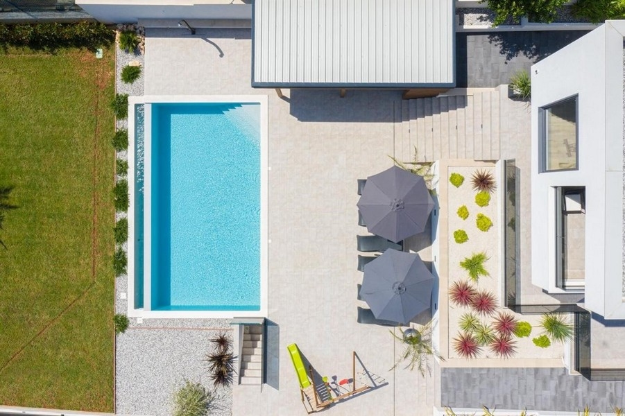 Az isztriai Villa H3414 úszómedencéje - Panorama Scouting.