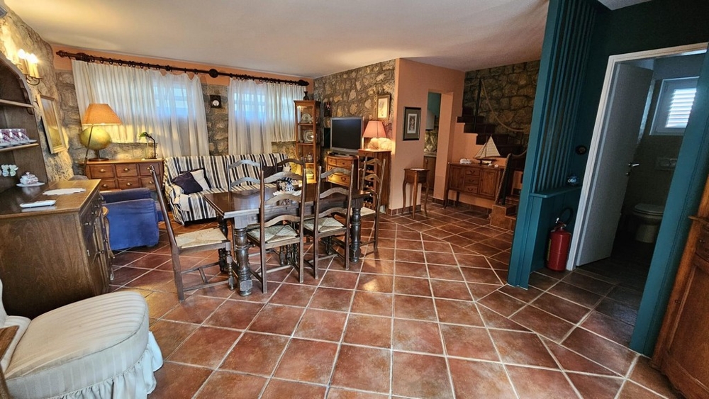 Hangulatos nappali étkezővel, kőfallal és fából készült bútorokkal