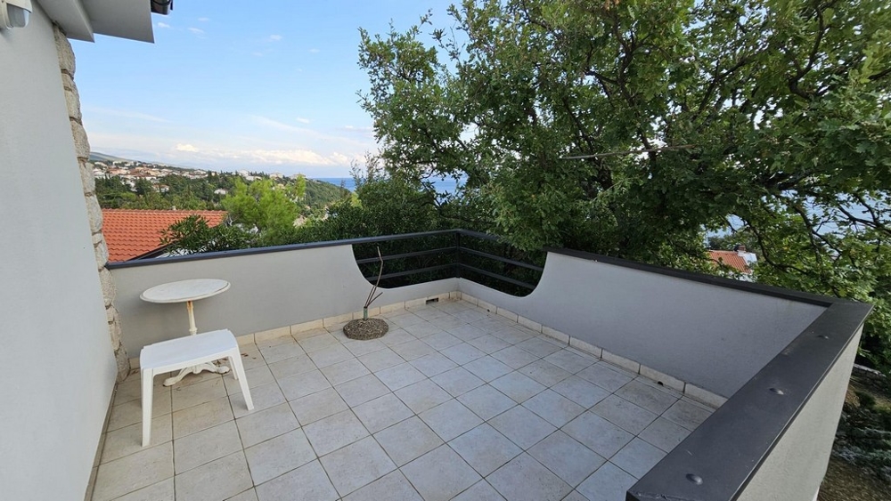 Nagy terasz tengerre néző kilátással, kis ülősarokkal