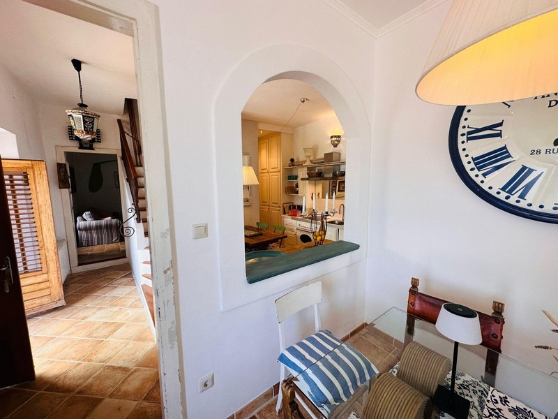 Belső átjáróval, kilátással a nappalira és a lépcsőkre