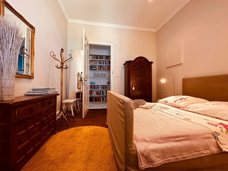 Hálószoba franciaággyal és antik gardróbbal